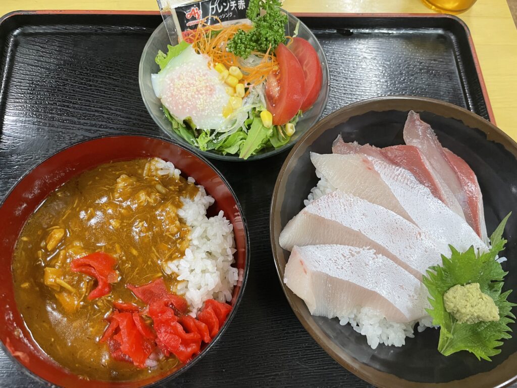 ぶりトロ丼とマグロカレーと温玉サラダ