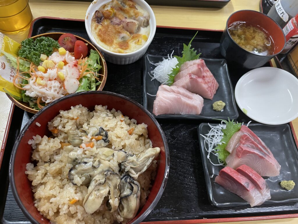 牡蠣の味ご飯,ぶりのお刺身,ヨコワのお刺身,イカグラタン,カニカマサラダ,あおさのお味噌汁