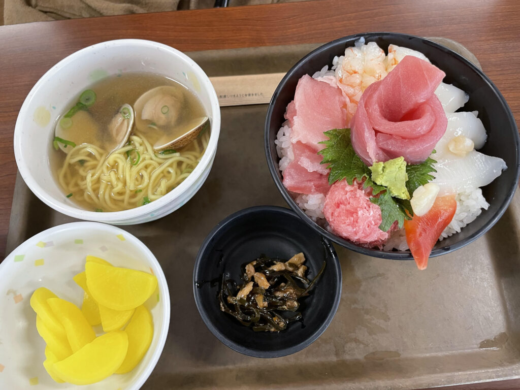 海鮮丼とはまぐりラーメン